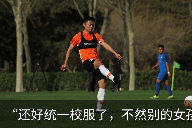 “还好统一校服了，不然别的女孩多自卑”，中学女生背影，诠释了天生主角